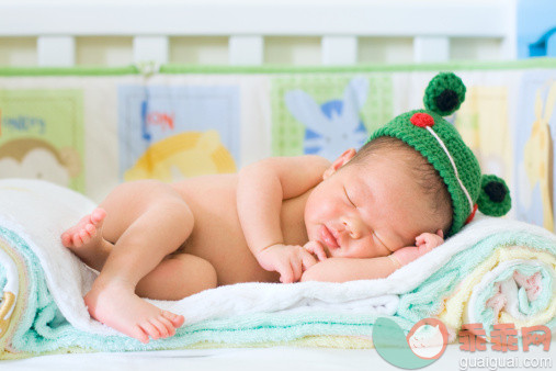 人,室内,毛巾,赤脚,裸体_112613611_Smiling infant baby_创意图片_Getty Images China