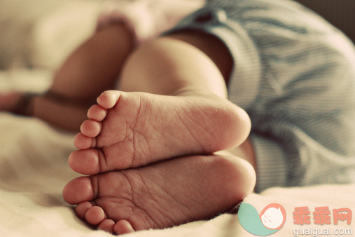 人,婴儿服装,床,室内,腰部以下_115876570_Baby feet_创意图片_Getty Images China