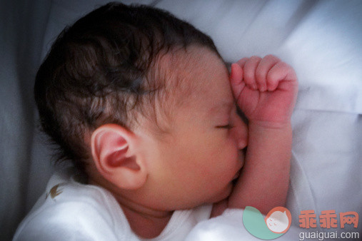 人,婴儿服装,室内,黑发,白人_170254956_Baby sleeping_创意图片_Getty Images China