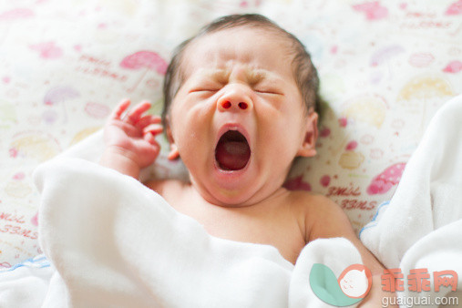 人,床,室内,卧室,毯子_136846910_Baby boy yawning_创意图片_Getty Images China