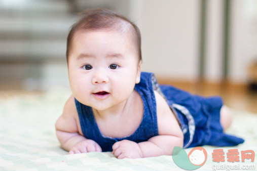 人,婴儿服装,室内,地板,躺_153043482_Baby girl lying on stomach_创意图片_Getty Images China