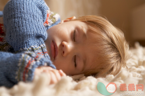 构图,图像,摄影,躺,侧卧_200504306-002_Baby boy (12-15 months) sleeping on bed, close-up_创意图片_Getty Images China