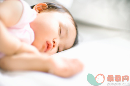 概念,主题,家庭生活,构图,图像_74047358_Baby girl (15-18 months) sleeping on bed_创意图片_Getty Images China