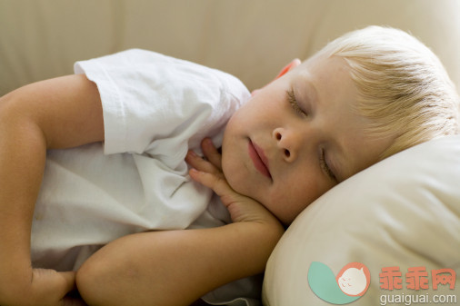 概念,构图,图像,摄影,躺_sb10064379b-001_Boy (2-3) sleeping on sofa, close-up_创意图片_Getty Images China