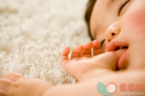 人,室内,手,躺,休息_81850913_Sleeping baby boy (12-17 months) sucking finger_创意图片_Getty Images China