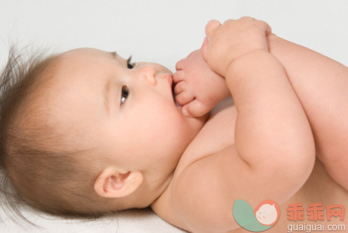 人,影棚拍摄,室内,短发,棕色头发_91913325_Baby girl putting toes in her mouth._创意图片_Getty Images China