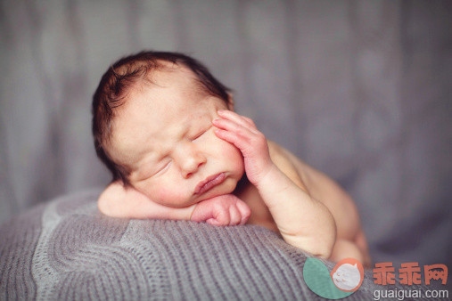 人,四分之三身长,室内,黑发,白人_170558877_newborn baby lying on a gray blanket_创意图片_Getty Images China