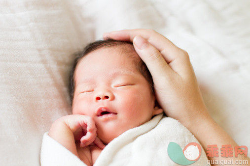 人,室内,手,睡觉,部分_136846977_Newborn baby boy_创意图片_Getty Images China