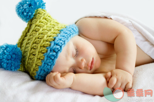 人,床,影棚拍摄,白人,躺_123401119_Baby boy sleeping in vibrant knit hat_创意图片_Getty Images China