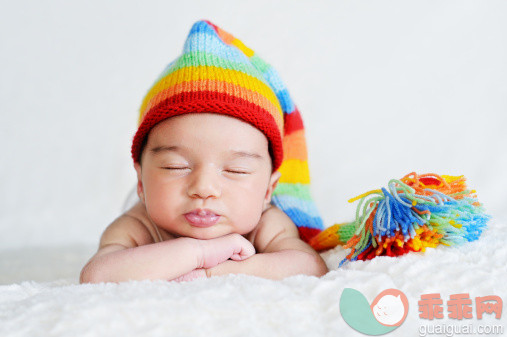 人,室内,白人,躺,床单_136869674_Close-up of baby wearing colorful hat_创意图片_Getty Images China