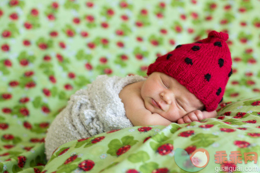 人,室内,躺,睡觉,红色_121533710_Baby boy sleeping_创意图片_Getty Images China