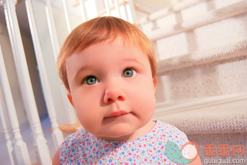 人,室内,人的头部,红发人,白人_78029854_Close-up portrait of a content baby girl sitting on stairs and looking up to the viewer._创意图片_Getty Images China