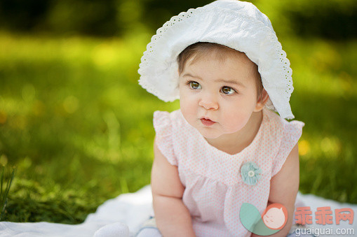 人,婴儿服装,帽子,自然,户外_565938849_Cute baby girl with hat sitting on the grass_创意图片_Getty Images China