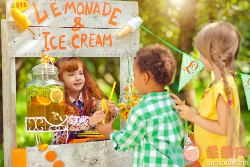 人,饮食,饮料,桌子,商务_471873459_Lemonade stand and children_创意图片_Getty Images China