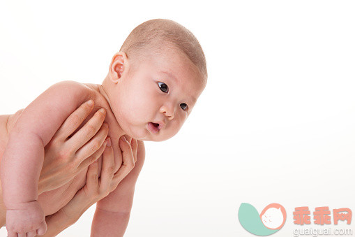 人,影棚拍摄,室内,满意,手_563946895_Baby boy held by human hands and looking away,_创意图片_Getty Images China