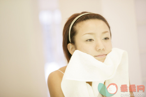 白色,人,衣服,建筑结构,用具_122667616_Girl Washing Face_创意图片_Getty Images China