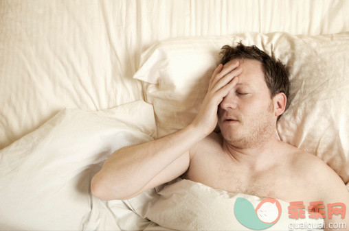 床,影棚拍摄,室内,白人,生病_157583299_Tired man waking up in the morning_创意图片_Getty Images China