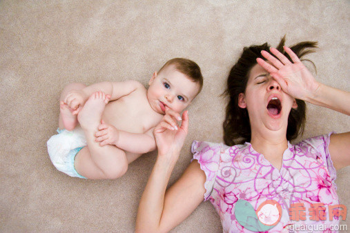 人,休闲装,尿布,室内,30岁到34岁_130897159_Mother yawns while baby sucks finger, laying down._创意图片_Getty Images China