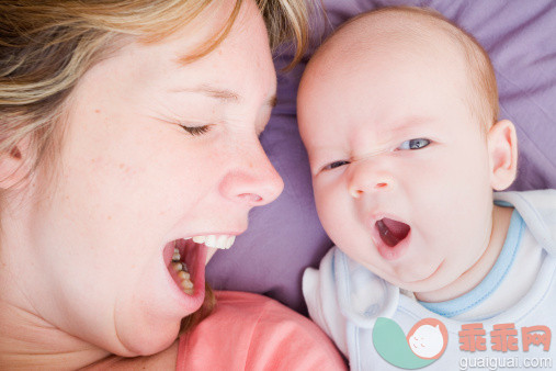 人,休闲装,婴儿服装,床,室内_114476576_Mother and Son_创意图片_Getty Images China