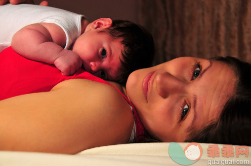 人,休闲装,床,室内,30岁到34岁_163369537_Mother and baby_创意图片_Getty Images China