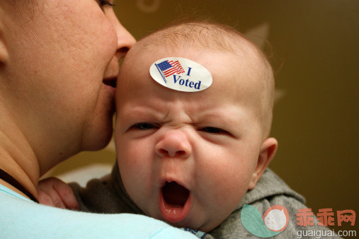 人,休闲装,室内,30岁到34岁,深情的_123239199_Voting baby_创意图片_Getty Images China