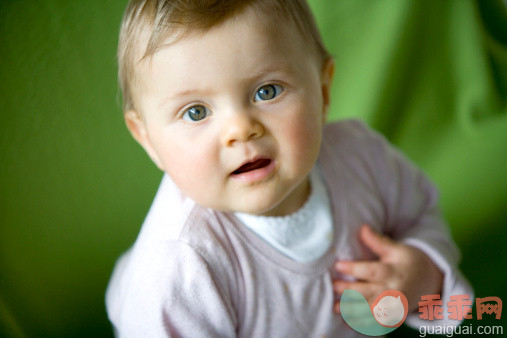 人,白昼,肖像,摄影,雪_126925158_Baby girl (8 month) looking at camera, Vienna, Austria_创意图片_Getty Images China