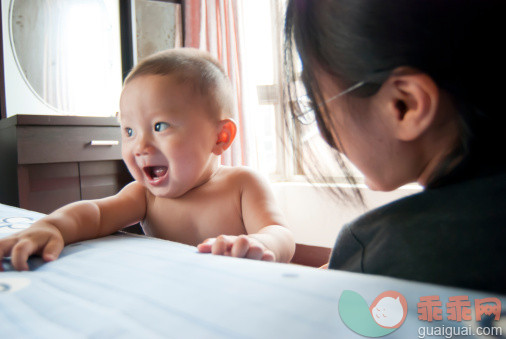 人,休闲装,床,室内,30岁到34岁_142820742_Baby playing with mother_创意图片_Getty Images China