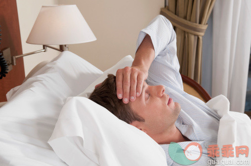 人,情绪压力,床,健康保健,室内_126173029_Man lying in a hospital bed_创意图片_Getty Images China