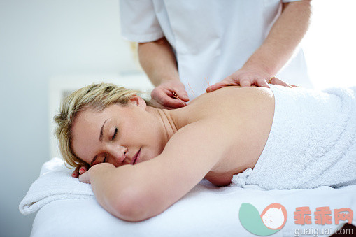 人,药,健康保健,手,后背_473558030_Caucasian woman receiving an acupuncture treatment_创意图片_Getty Images China