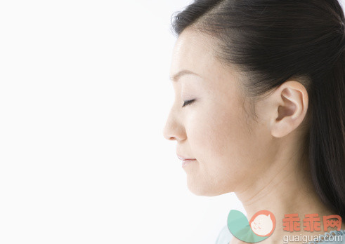 人,影棚拍摄,35岁到39岁,长发,黑发_137742732_Woman with closed eyes_创意图片_Getty Images China