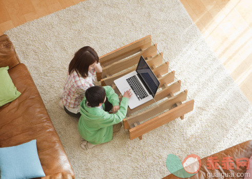 人,桌子,小毯子,技术,室内_150667668_Mother and son looking at laptop in a living room_创意图片_Getty Images China