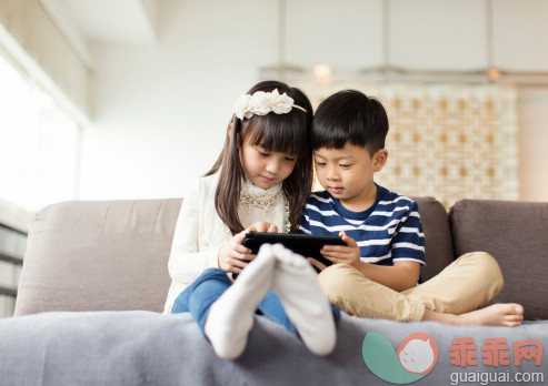 人,休闲装,城市,住宅内部,沟通_494148385_Playing Games_创意图片_Getty Images China