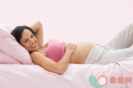 人生大事,摄影,肖像,头发长度,长发_200431799-003_Pregnant woman lying on bed, smiling, portrait_创意图片_Getty Images China