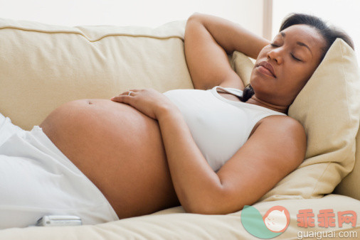 健康生活方式,概念,主题,休闲活动,家庭生活_74855026_Pregnant African woman resting on sofa_创意图片_Getty Images China