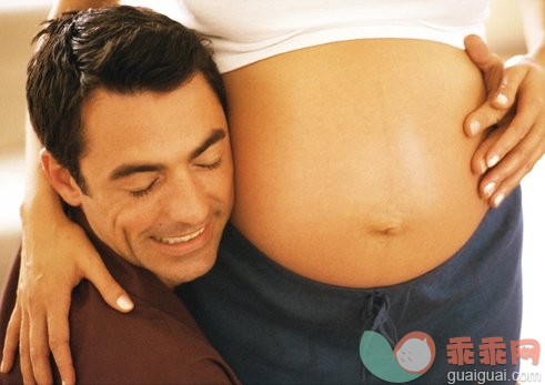 健康生活方式,健康的,摄影,手,人_pha093000080_Man pressing head to pregnant woman's stomach, close-up_创意图片_Getty Images China