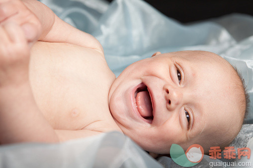 人,2到5个月,影棚拍摄,人的脸部,人的嘴_475780952_Laughing Baby Boy_创意图片_Getty Images China