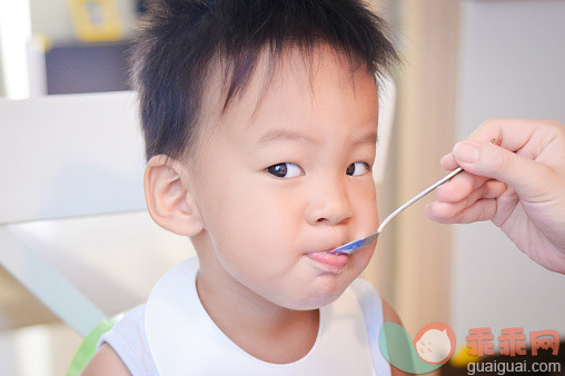 饮食,室内,汤匙,手,笑_565712213_Mother feeding boy eating baby food._创意图片_Getty Images China