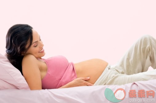 人生大事,摄影,头发长度,长发,黑发_200431799-001_Pregnant woman lying on bed, smiling, side view_创意图片_Getty Images China