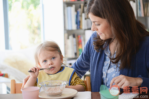 人,休闲装,生活方式,12到17个月,室内_528843249_Mother feeding daughter at home_创意图片_Getty Images China