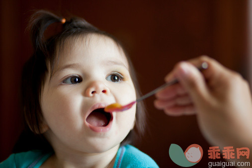 人,饮食,12到17个月,室内,汤匙_147851934_A young Asian girl eats from a spoon._创意图片_Getty Images China
