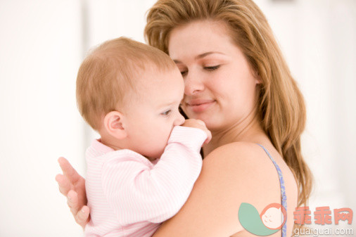 人,衣服,室内,核心家庭,家庭_89798684_Woman holding her daughter_创意图片_Getty Images China