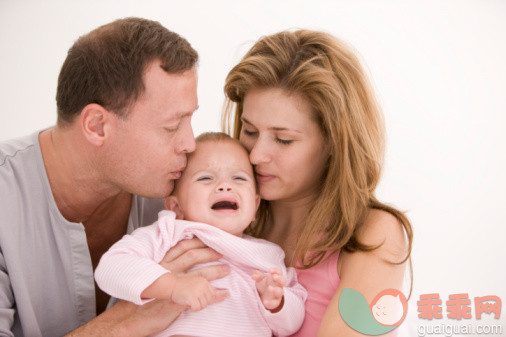 人,衣服,室内,婚姻,人的脸部_89799457_Parents consoling their crying daughter_创意图片_Getty Images China