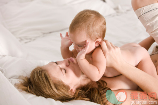 人,衣服,家具,半装,住宅内部_89799496_Woman playing with her daughter on the bed_创意图片_Getty Images China