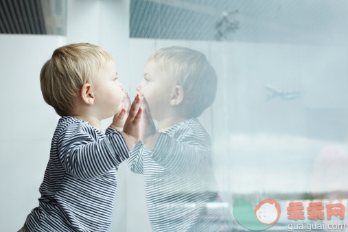 表,人,运输,12到17个月,室内_129931395_Boy looking out window of airport_创意图片_Getty Images China