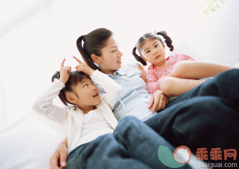 白色,建造,Bottom,人,衣服_122586846_Chatting with mom_创意图片_Getty Images China