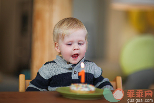 人,饮食,休闲装,婴儿服装,人生大事_528843291_Baby boy blowing candle on birthday cake_创意图片_Getty Images China