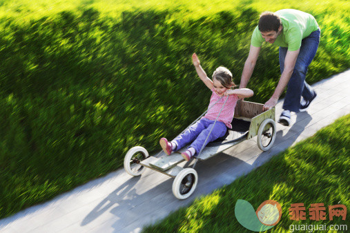 进行中,父亲,女儿,摄影,单亲家庭_504223873_Father pushing daughter in go kart_创意图片_Getty Images China