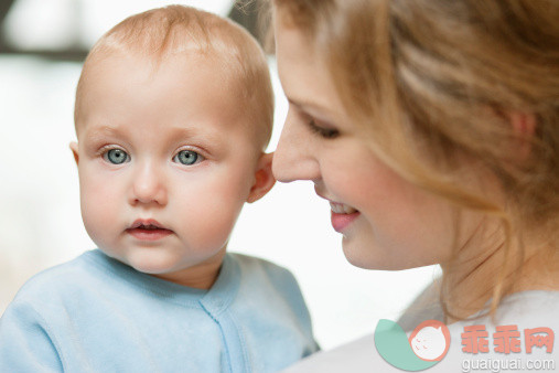 人,12到17个月,室内,20到24岁,快乐_157859504_Close-up of a woman with her baby girl_创意图片_Getty Images China