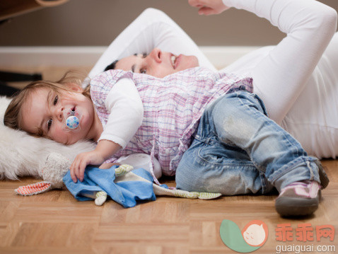 人,12到17个月,室内,30岁到34岁,地板_116760201_Toddler girl and mother laying on floor_创意图片_Getty Images China