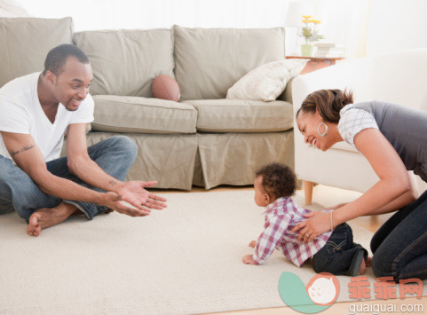 人,人生大事,生活方式,2到5个月,四分之三身长_91498431_African couple with baby in living room_创意图片_Getty Images China